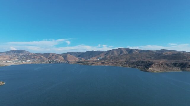 Vista a&eacute;rea de la Presa Abelardo L. Rodr&iacute;guez en Tijuana capturada en un d&iacute;a soleado, desde Parque Esperanto