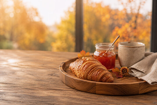 Herbstliches Fr&uuml;hst&uuml;ck mit Croissant und Marmelade am Fenster