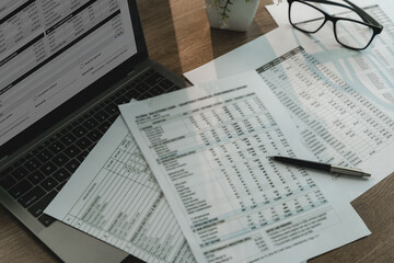 Obraz premium Accounting spreadsheets and financial reports beside laptop, calculator and pen, showing financial calculation, data review and business analysis workflow.