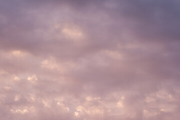 Obraz premium Soft clouds fill the sky with pastel colors