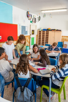 Students collaborating on group project in elementary classroom