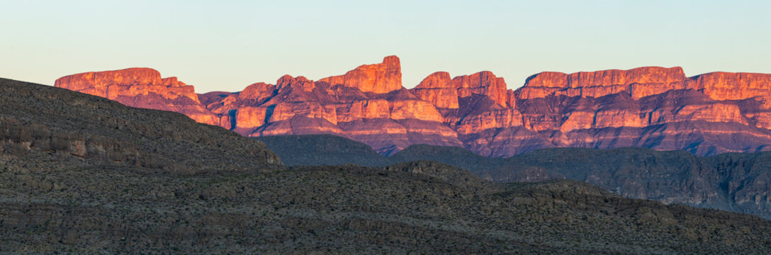 Sierra del carmen mountain range at Sunset in a park