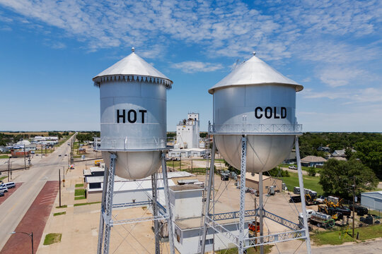 Hot and cold Water Towers in pratt, kansas roadside landmark