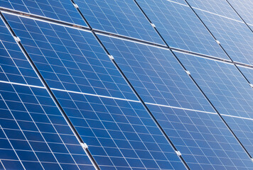 Obraz premium Renewable energy source featuring blue grid pattern of photovoltaic solar power panels close up