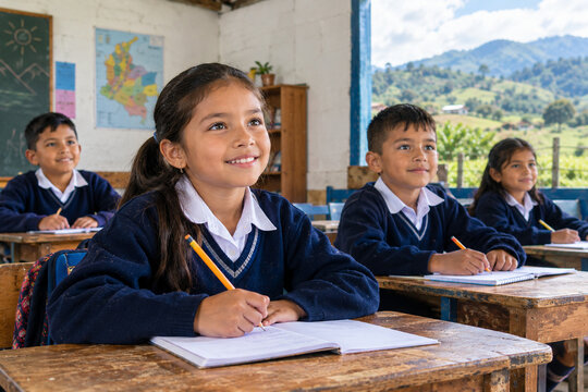 Ni&ntilde;os colombianos estudiando en el patio de una escuela rural