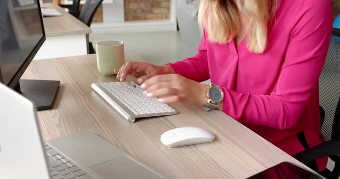 Lifestyle videos indoor of people doing activities at office, using computer mouse and keyboard, wom