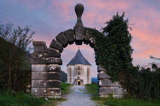Hudičev turn historic tower framed by stone arch