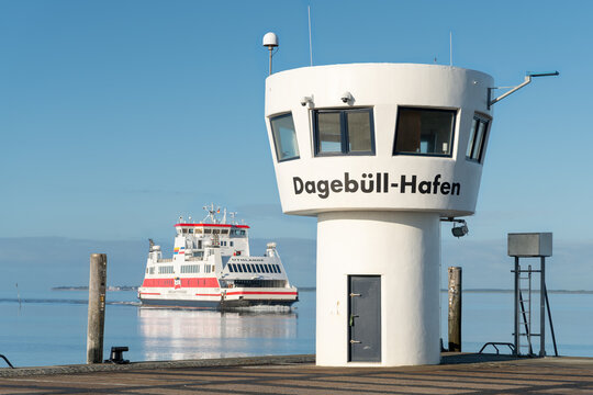DAGEB&Uuml;LL, DEUTSCHLAND - 22.09.2026: Die Mole mit W.D.R. F&auml;hre und Leuchtturm im Hafen von Dageb&uuml;ll