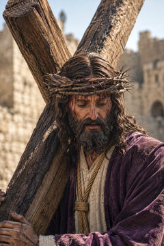 Jes&uacute;s cargando la cruz por las calles de Jerusal&eacute;n camino del Calvario