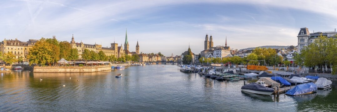 Evening atmosphere, Fraum&uuml;nster and church tower St. Peter, Grossm&uuml;nster, panorama with Limmat in the old town of Zurich, Switzerland