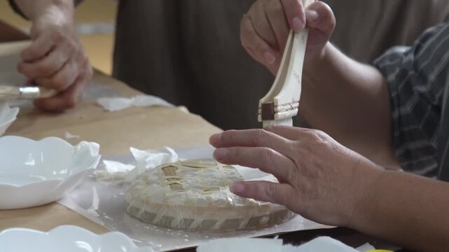 一閑張り作品を作る女性