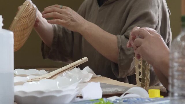 一閑張り作品を作る女性