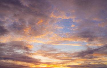 Fototapeta premium Panoramic Vibrant Sunset Sky with Colorful Twilight Clouds,A panoramic wide shot of a dramatic twilight sky filled with colorful clouds during sunset. The sky displays a vibrant gradient of bright 