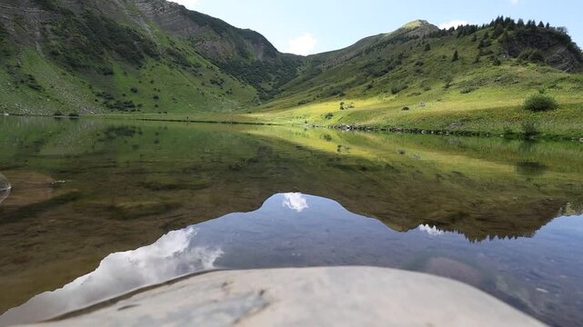 Le lac d'Arvouin se trouve en Haute-Savoie sur la commune La Chapelle-D'abondance