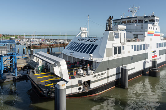 WYK, F&Ouml;HR, DEUTSCHLAND - 22.09.2026: W.D.R. F&auml;hre Norderaue bei der Einfahrt in den Hafen von Wyk auf der Insel F&ouml;hr