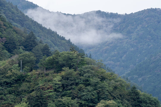 曇天の空と低く垂れ込める雲が広がる奥多摩の山々