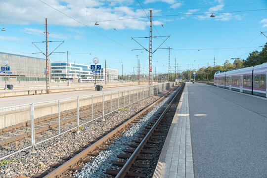 ヨーロッパ・北欧・フィンランド・ヘルシンキ中央駅のプラットホームと青空