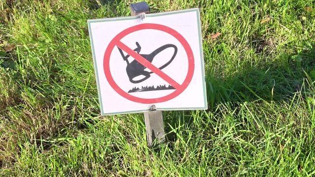 sign on the grass prohibiting walking on the lawn
