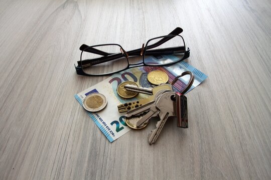 Efectos personales, llaves, dinero, gafas, movil, etc