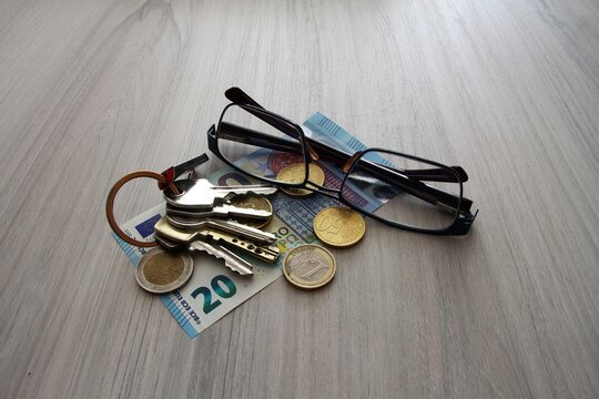 Efectos personales, llaves, dinero, gafas, movil, etc