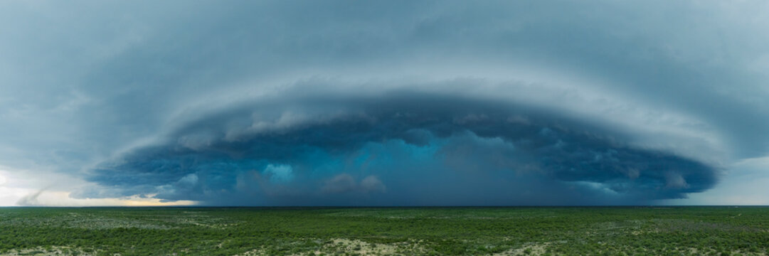 Supercell thunderstorm with rotating cloud formation over del rio