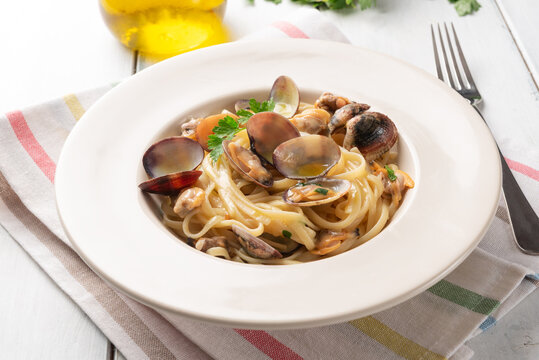 Linguine con vongole veraci e prezzemolo, Pasta Italiana 