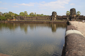 Obraz premium canal in a ruined hindu and buddhist khmer complex (angkor vat) in angkor in siem reap in cambodia 