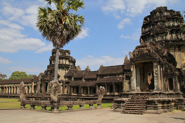 Obraz premium ruined hindu and buddhist khmer temple (angkor vat) in angkor in siem reap in cambodia 