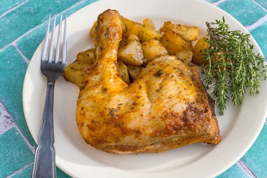 Cuisse de poulet r&ocirc;ti et pommes de terre r&ocirc;ties