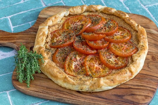 Tarte rustique tomates et thym en gros plan