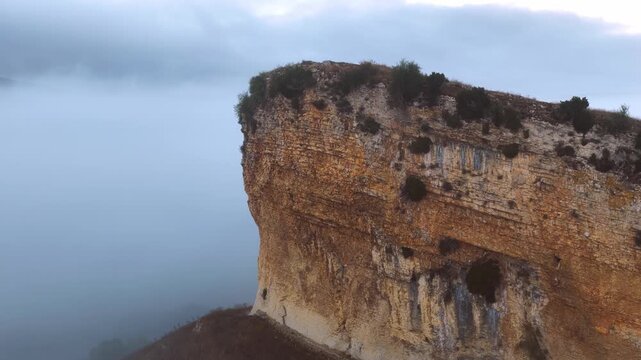Peque&ntilde;a iglesia rom&aacute;nica de piedra construida sobre una colina rocosa con forma de barco al amanecer, con niebla en el Valle de Losa, Arquitectura medieval antigua, templo hist&oacute;rico rural, Pantale&oacute;n.