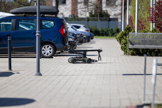 Robot policyjny w akcji przy rozbrajaniu bomby 