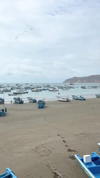 Puerto L&oacute;pez, Manab&iacute;, Ecuador &ndash; August 17, 2026: Tourist pier and daily activity of artisanal fishermen in Puerto L&oacute;pez, with boats along the coast and typical maritime movement of the port.