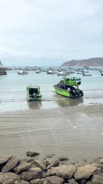 Puerto L&oacute;pez, Manab&iacute;, Ecuador &ndash; August 17, 2026: Tourist pier and daily activity of artisanal fishermen in Puerto L&oacute;pez, with boats along the coast and typical maritime movement of the port.