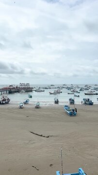 Puerto L&oacute;pez, Manab&iacute;, Ecuador &ndash; August 17, 2026: Tourist pier and daily activity of artisanal fishermen in Puerto L&oacute;pez, with boats along the coast and typical maritime movement of the port.