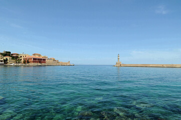 Le port et le phare de La Canée en Crète © arvernho