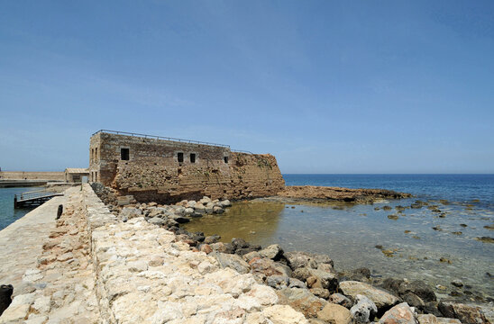 Le bastion Saint-Nicolas du M&ocirc;le du port de La Can&eacute;e en Cr&egrave;te