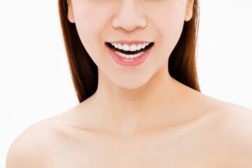Obraz premium Close-up of a woman smiling with healthy white teeth and pink lips