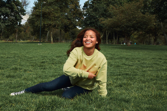 Radiant woman about to throw the frisbee