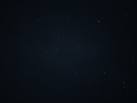 Cielo nocturno de color azul oscuro profundo salpicado de diminutas estrellas brillantes, transmitiendo serenidad, inmensidad y misterio c&oacute;smico.