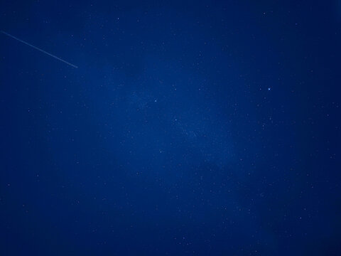 Cielo nocturno de color azul oscuro profundo salpicado de diminutas estrellas brillantes, transmitiendo serenidad, inmensidad y misterio c&oacute;smico.
