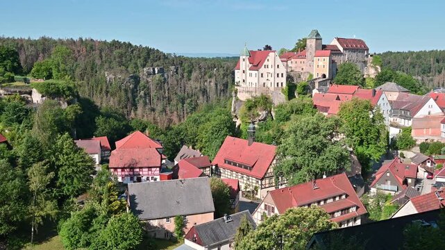 Historische Burg und Dorf Hohnstein in Sachsen, Deutschland, eingebettet in die malerische Landschaft der S&auml;chsischen Schweiz