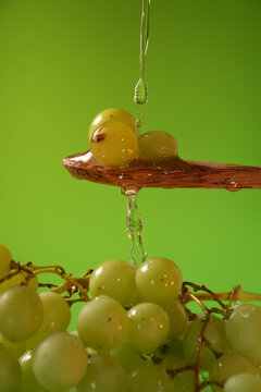 Racimos de uvas verdes sobre fondo natural