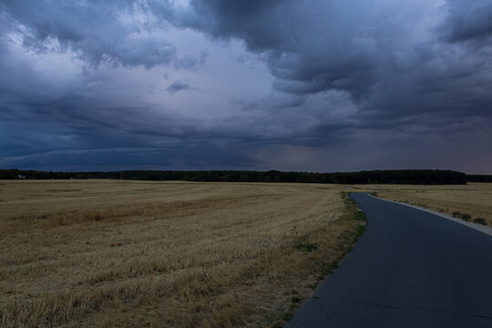 Arcus en d&eacute;but de soir&eacute;e au-dessus d'un champ