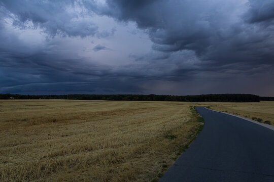 Arcus en d&eacute;but de soir&eacute;e au-dessus d'un champ