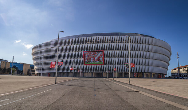 Bilbao, Pa&iacute;s Vasco. 14 de Septiembre 2023. Fachada exterior y explanada del Estadio San Mam&eacute;s, sede del Athletic Club de Bilbao, bajo un cielo despejado.