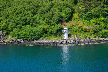 Petit phare blanc au bord de l'eau juste avant l'arrivée sur Port Askaig, île d'Islay, Ecosse © Pascal