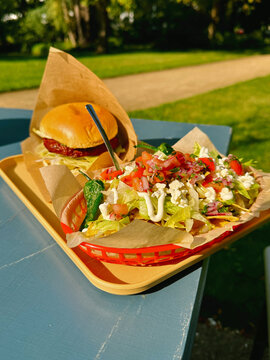 Veganes Streetfood mit Burger und Loaded Fries im Park
