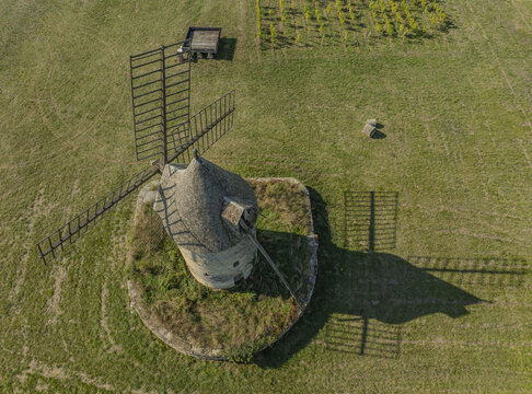FRANCE, GIRONDE 33 MONTAGNE-SAINT-EMILION PLATEAU, AERIAL VIEW OF ONE OF THE FIVE MILLS 16TH CENTURY ON THE CALON HILL THE HIGHEST POINT IN THE SAINT-EMILION REGION