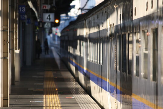 朝日を浴びてホームに到着する寝台特急列車